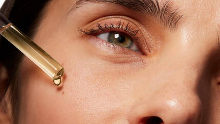 Kvinne påfører serum