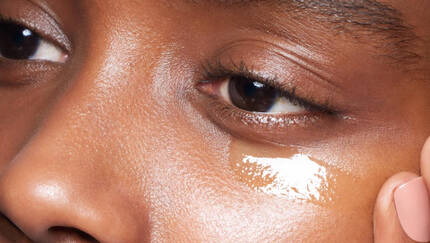 Kvinne påfører øyekrem med gel-konsistens