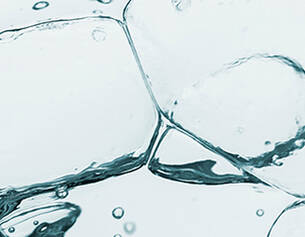 Denne fuktighetsgivende ingrediensen har vannbindende egenskaper som gir intensiv fuktighet uten en tung eller klissete følelse.