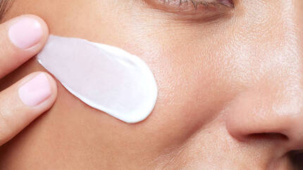 Kvinne påfører øyekrem