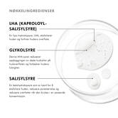 Kvinne holder Blemish + Age Cleanser